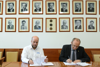 20220504 02 Szerződés aláírás a JABIL-lal, vezetői vendégek, TTK, DE, BS