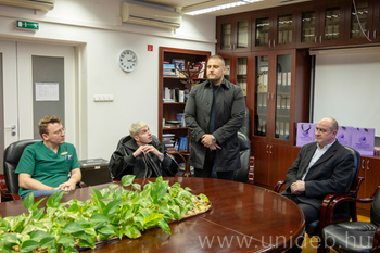 20260210 Paróka adomány átadás Onkológia DE, KK, MP