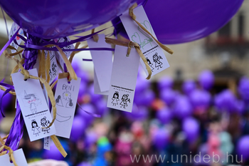 20260211 Hallják meg az égiek jó kívánságainkat, tematikus nap, bölcsőde, osztály ,Főépület, GYGYK, lila lufik felengedése, KK, DE