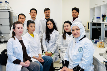 20260304 Üzbég gyógyszerkutatók, vendégeink labor munkája, kapott fotók, GYTK, DE, BS