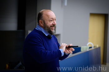 20260320 A velünk élő történelem, A cívis identitás, Puskás István előadása, DMJV alpolgármestere, kapott fotók, Szenior Egyetem, DE, KZS, BS