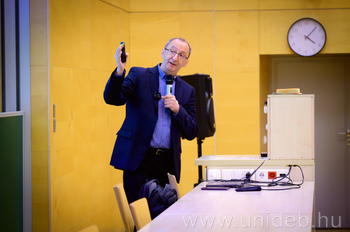 20260410 A tojáshéjtól az űrszemétig, törési jelenségek mindenütt, Kun Ferenc előadása, TTK, kapott fotók, Szenior Egyetem, DE, KZS, BS