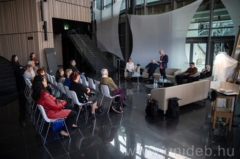 20260417 Salem projekt, díszlet és jelmezterveiből összeállított kiállítás, építészhallgatók, kapott fotók, Csokonai Fórum Aula, MK, DE, BS