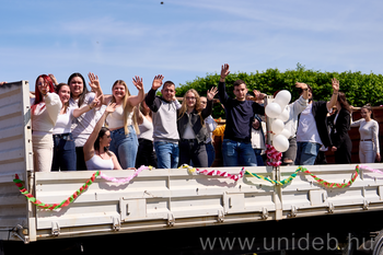 20260428 Balásházy traktoros ballagás