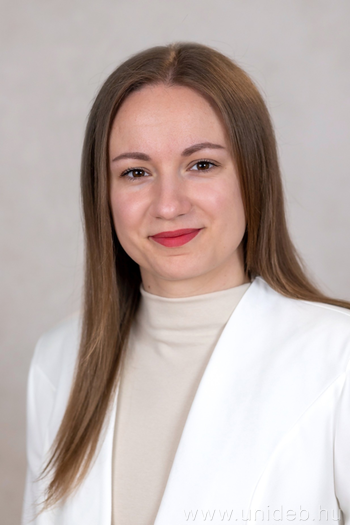 Dr. Vivien Lénárt