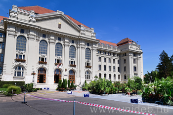 20260811 Virágszigetek a Debreceni Egyetem, Főépülete előtt, Virágkarnevál, Virágos Város program, RAK, DE, BS