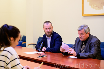 20260911 Szenior Egyetem, Szolnok, sajtótájékoztató, kapott fotók, DE, KZS, BS
